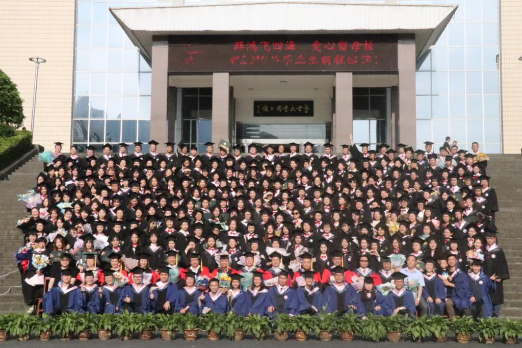 图为 公司毕业生合影