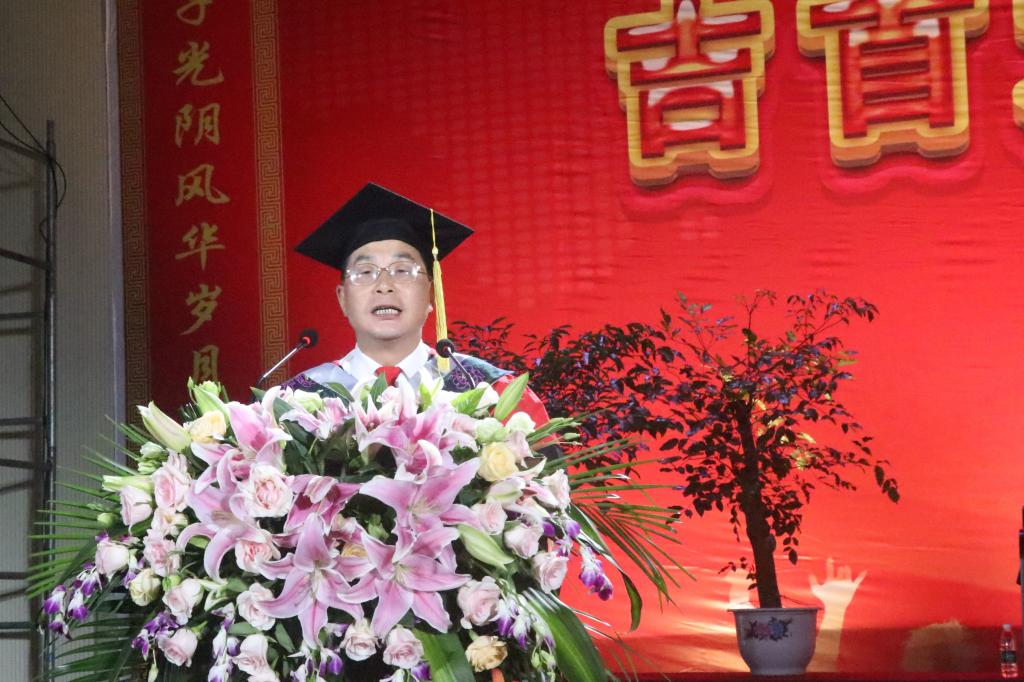 图为 经理罗恵缙在毕业典礼上致辞