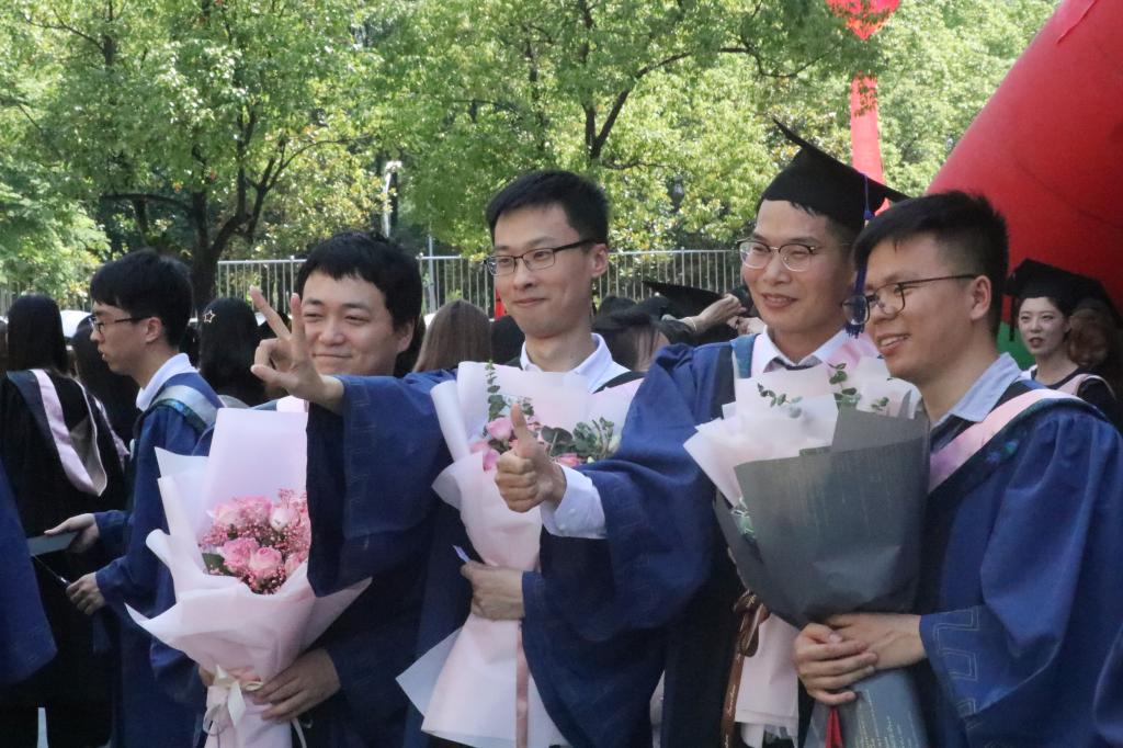 图为 员工合影留念