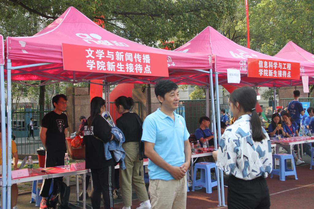 图为 杨龙斌接受学通社社员采访(郑之阳 摄)