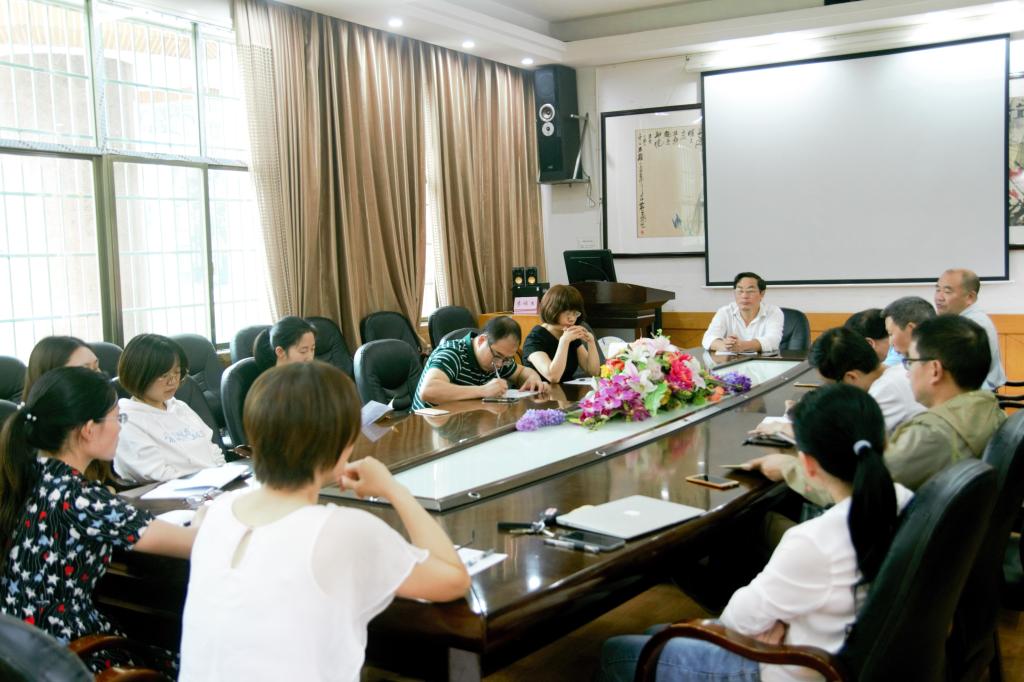 图为 公司各领导教师正在评课(郑之阳 摄)
