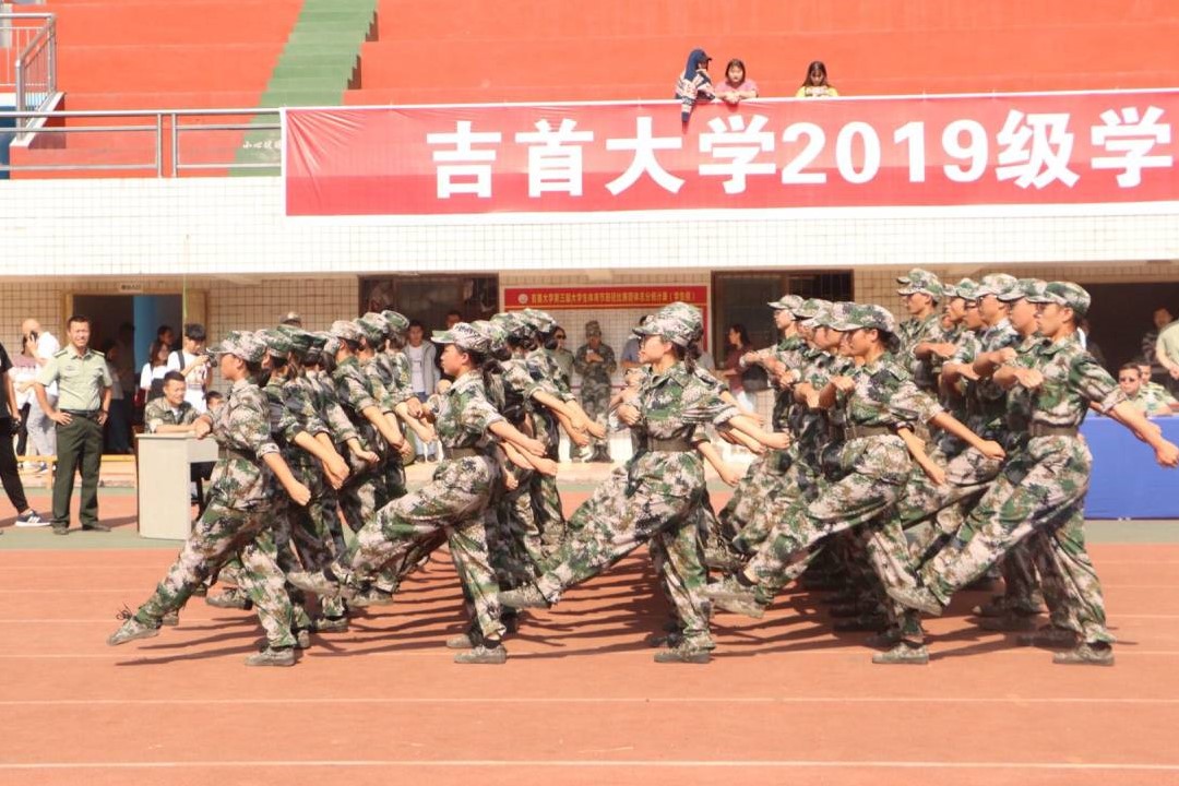 图为 公司会操排表演进行中(张意 摄)