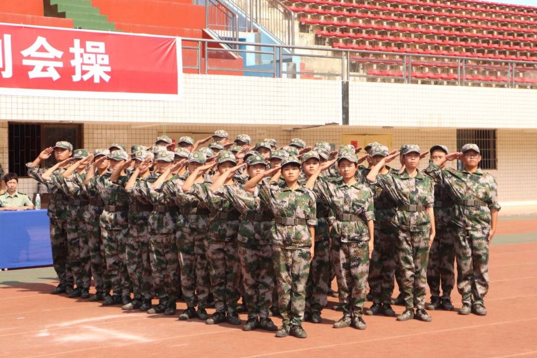 图为 公司会操排面向评委敬礼(张意 摄)