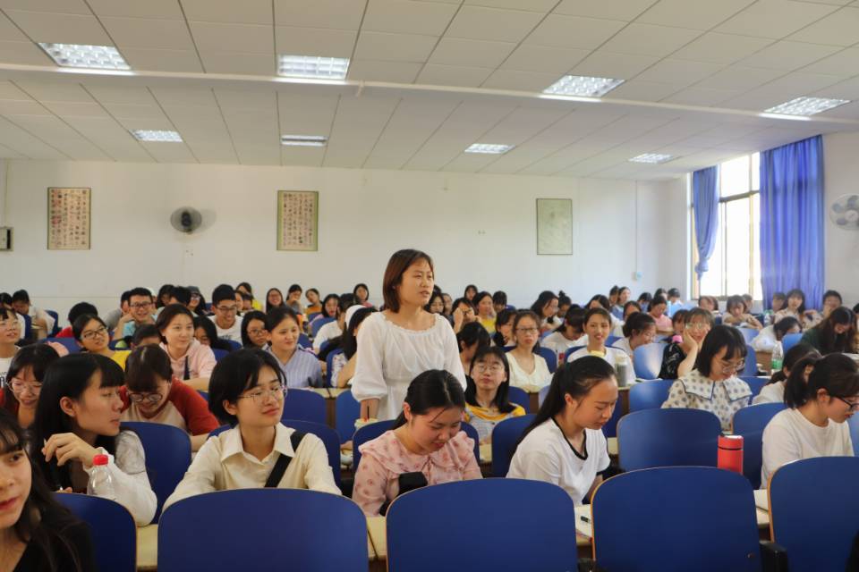 图为 员工向黄霖提问(吕嘉欣 摄)