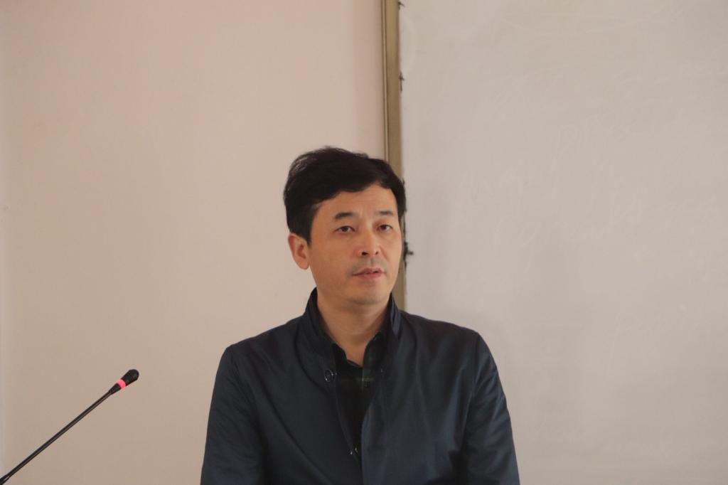 图为 杨龙斌为员工党员上党课 张意摄