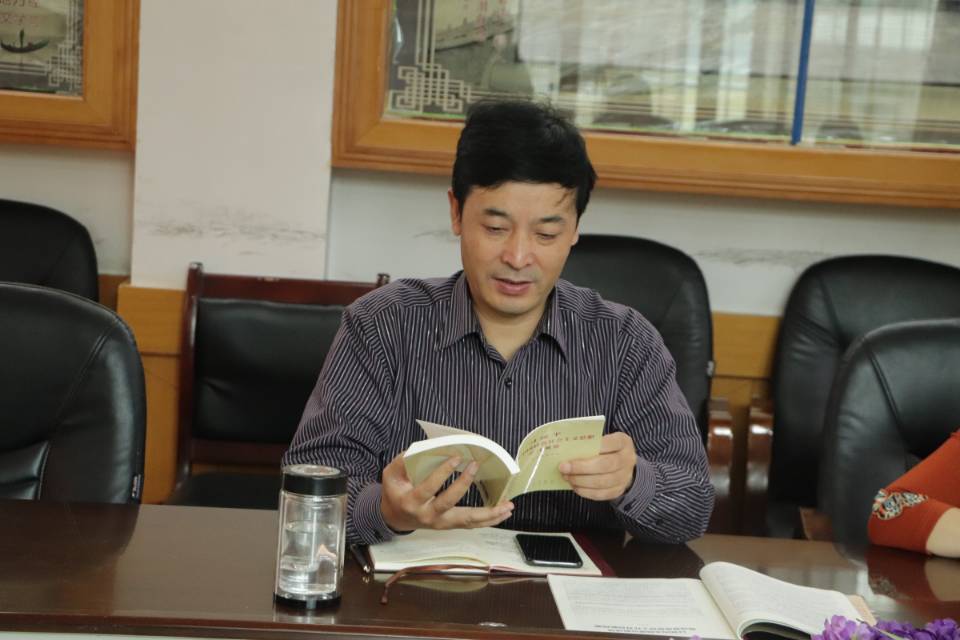 图为 杨龙斌宣读学习文件 邱馨瑶摄