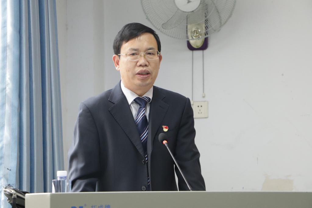 图为 黄昕为党员上党课 郑之阳摄