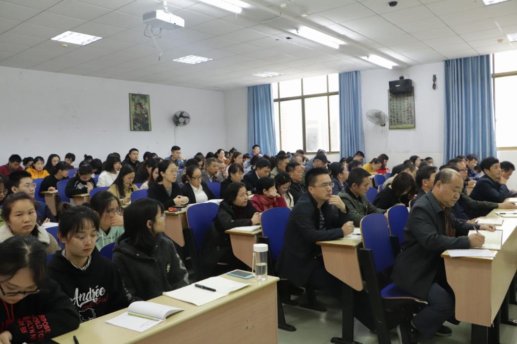 图为 党课全景 郑之阳摄