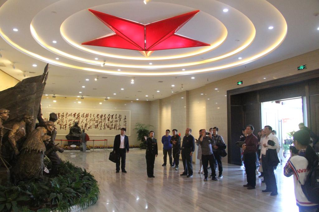 图为 参观通道转兵纪念馆 张意摄