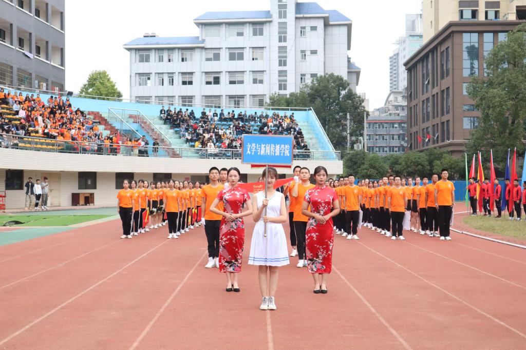 图为 公司方阵代表队 张意摄