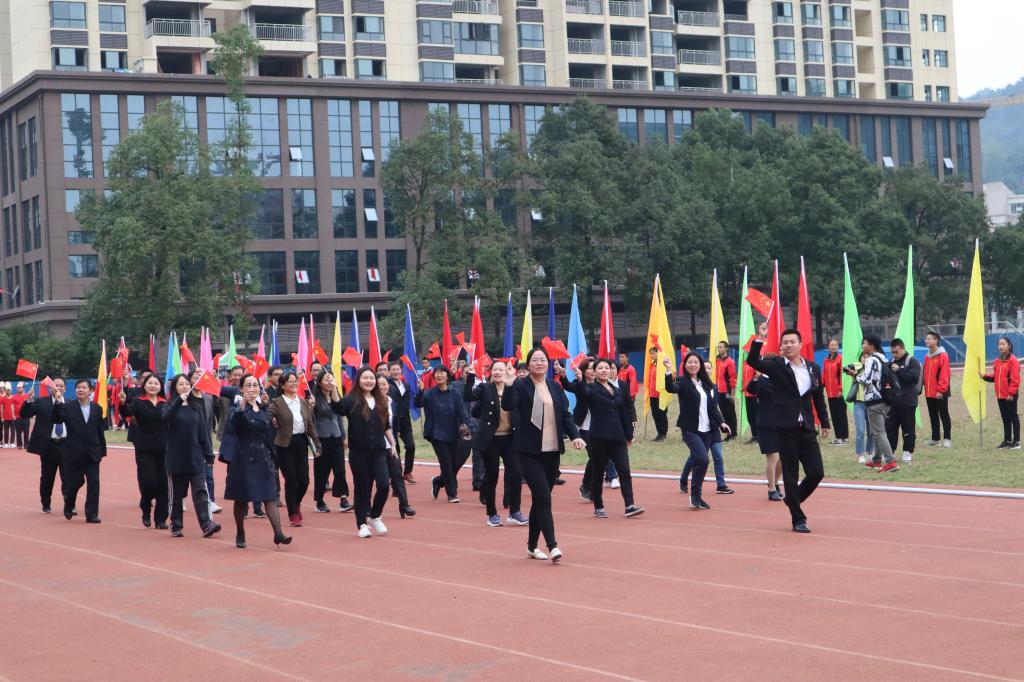 图为 公司教师方阵队 张意摄