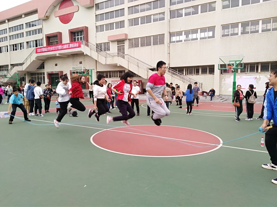 图为 集体跳绳比赛现场(张玲 摄)