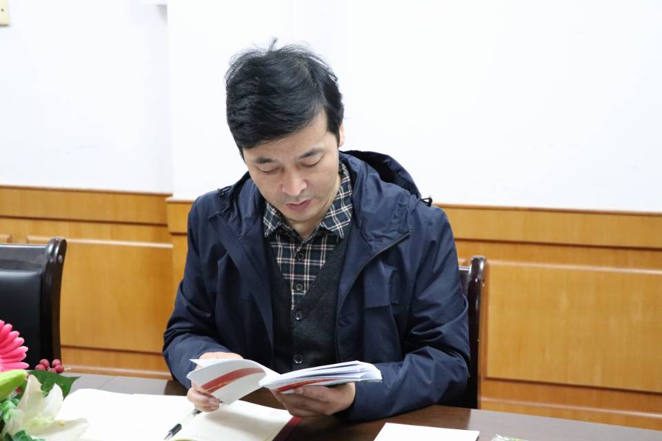图文 杨龙斌发言(何小芳 摄)