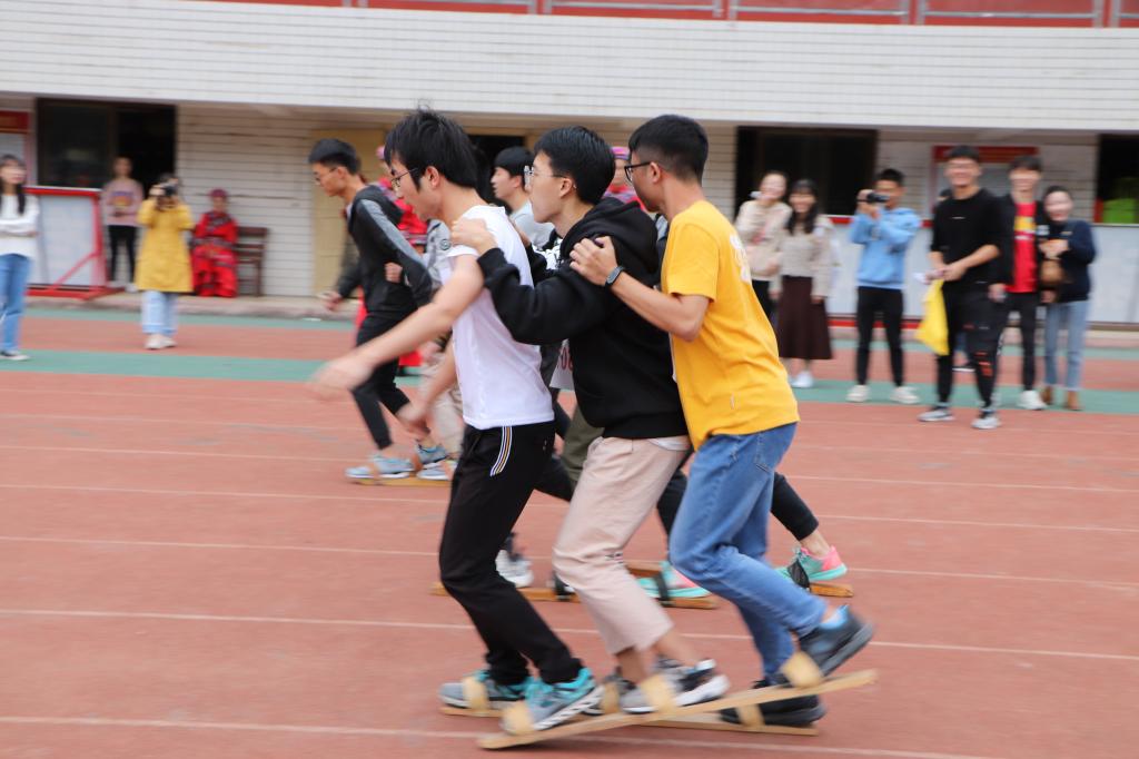 图为 公司选手正在进行男女混合三人板鞋比赛(郑之阳 摄)