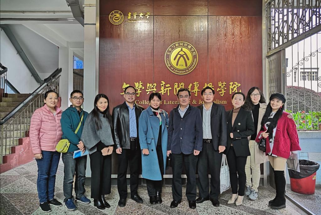 图为 会后公司教师与雷跃捷教授合影