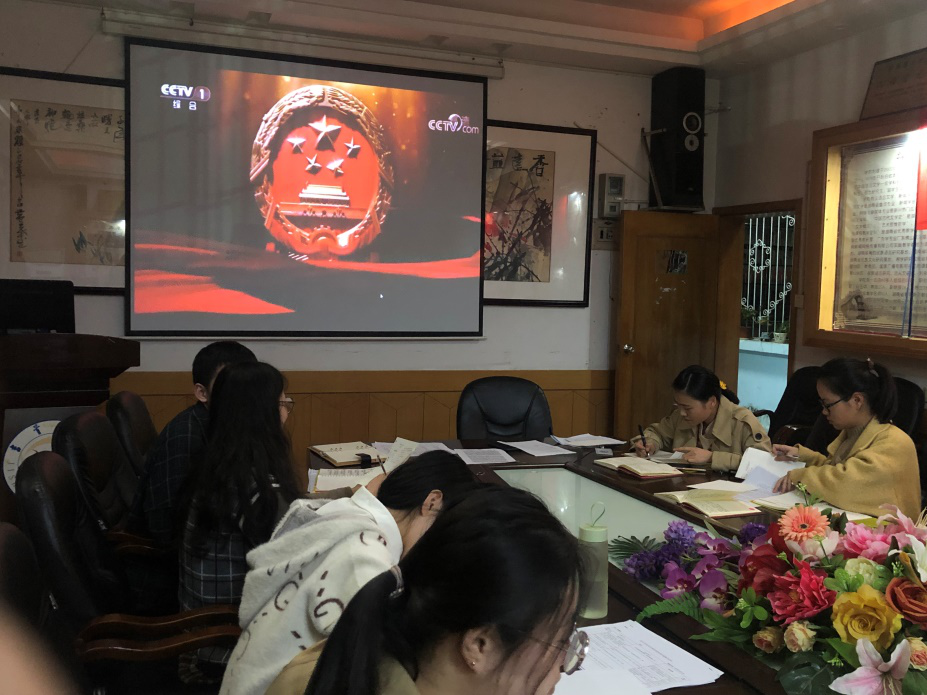 图为 与会成员观看视频(李正巍 摄)