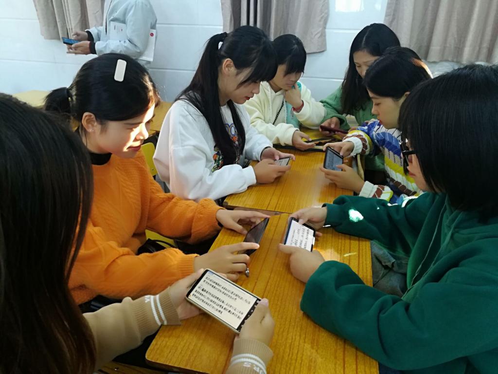 图为 公司实习生在批阅试卷