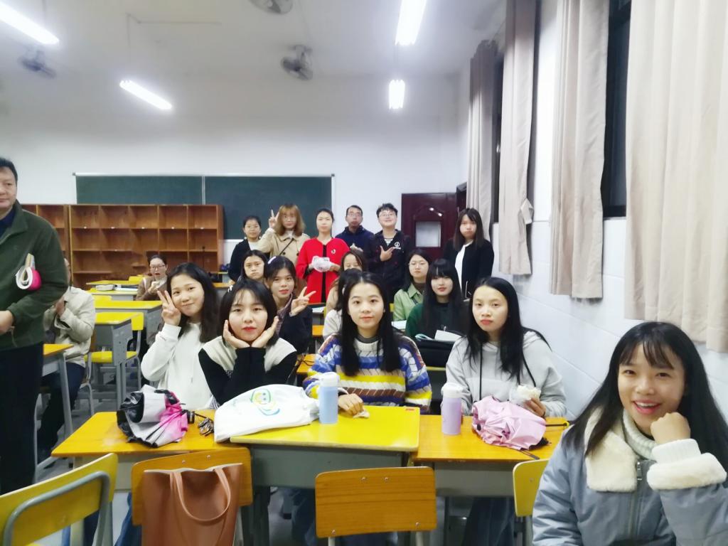 图为 公司实习老师监考前准备