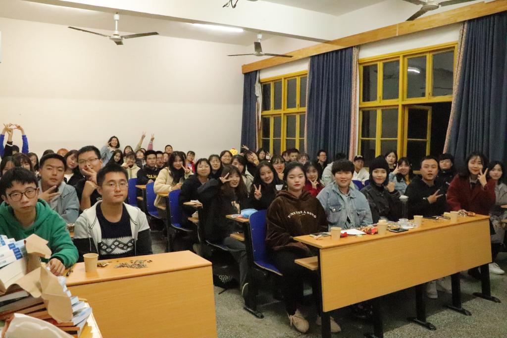 图为 与会师生合影留念(彭艳 摄)