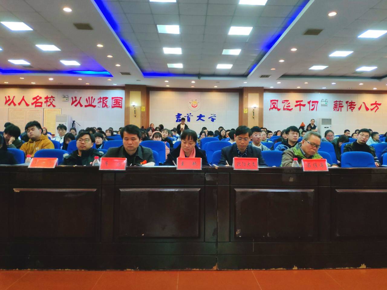 图为 大赛评委(廖顺 摄)