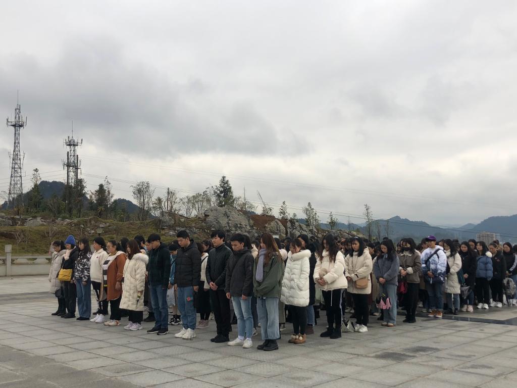 图为 全体默哀 邱鑫瑶摄